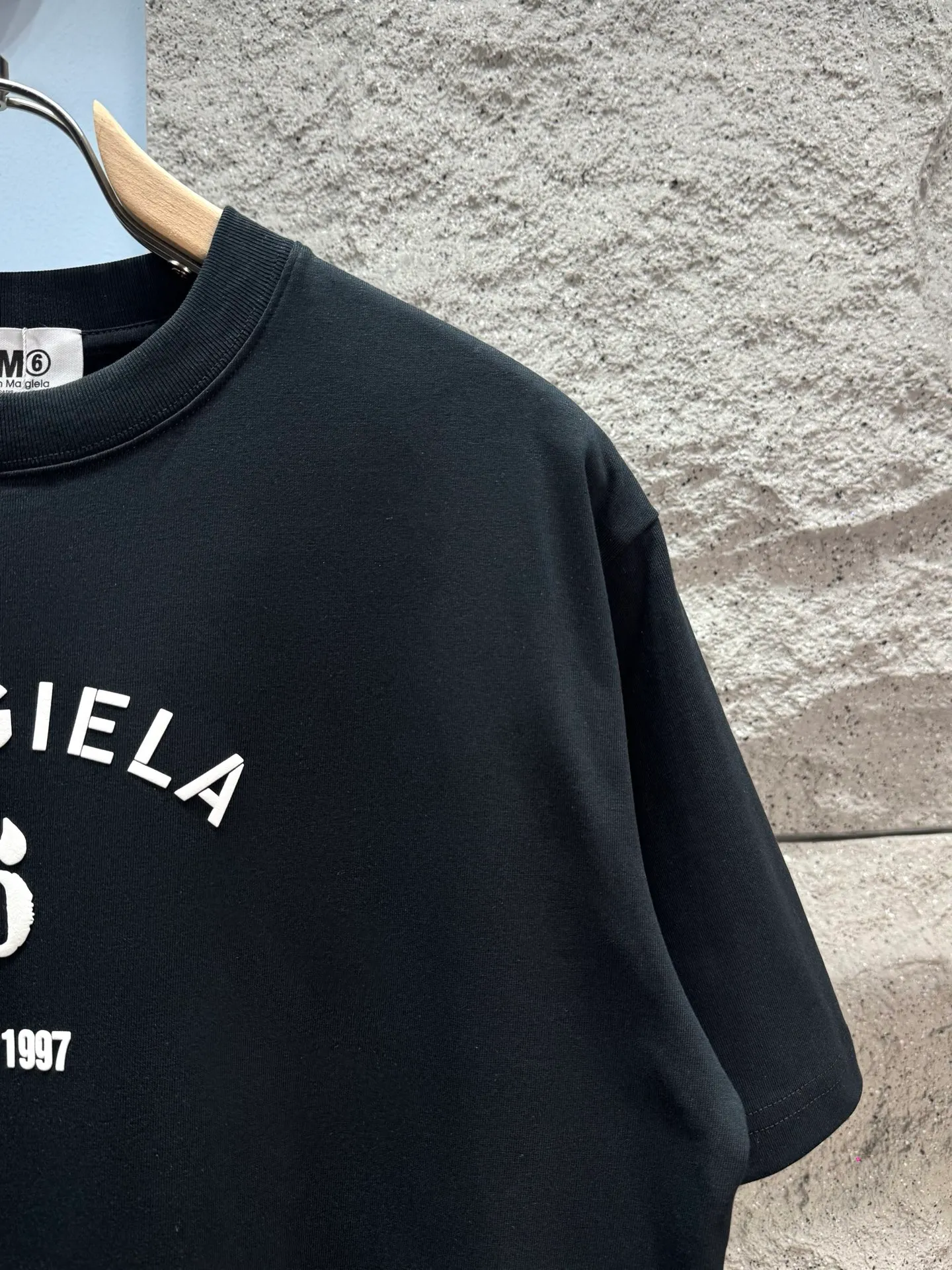 Martin Margiela* 1987‼️ T ® 🖤MM 6Margiela 26 Series ，280g ， ， ! "MARGIELA 6 EST 1987" ， 。 ， ~ ⚠️ ： ⚠️SG 26324 Same Style 𝐂𝐎𝐋𝐎𝐔𝐑：White Black 𝐒𝐈𝐙𝐄：S-XXL